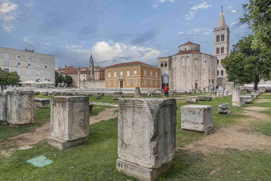 Croacia - Zadar 13 - iglesia de San Donato - campanario catedral de Santa Anastasia y Foro Romano.jpg
